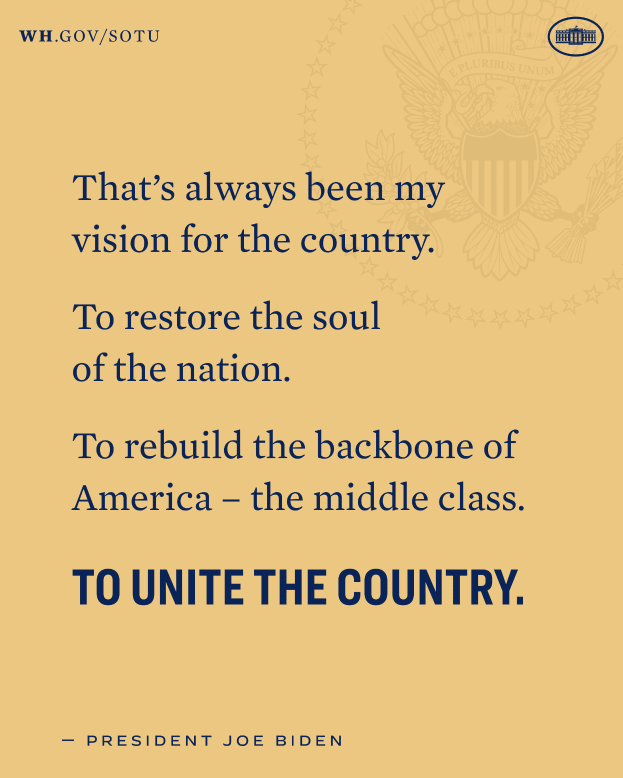 Ein Plakat mit einem Zitat von Präsident Joe Biden über die Wiederherstellung der Seele des Landes, den Wiederaufbau der Mittelschicht und die Einheit des Landes.