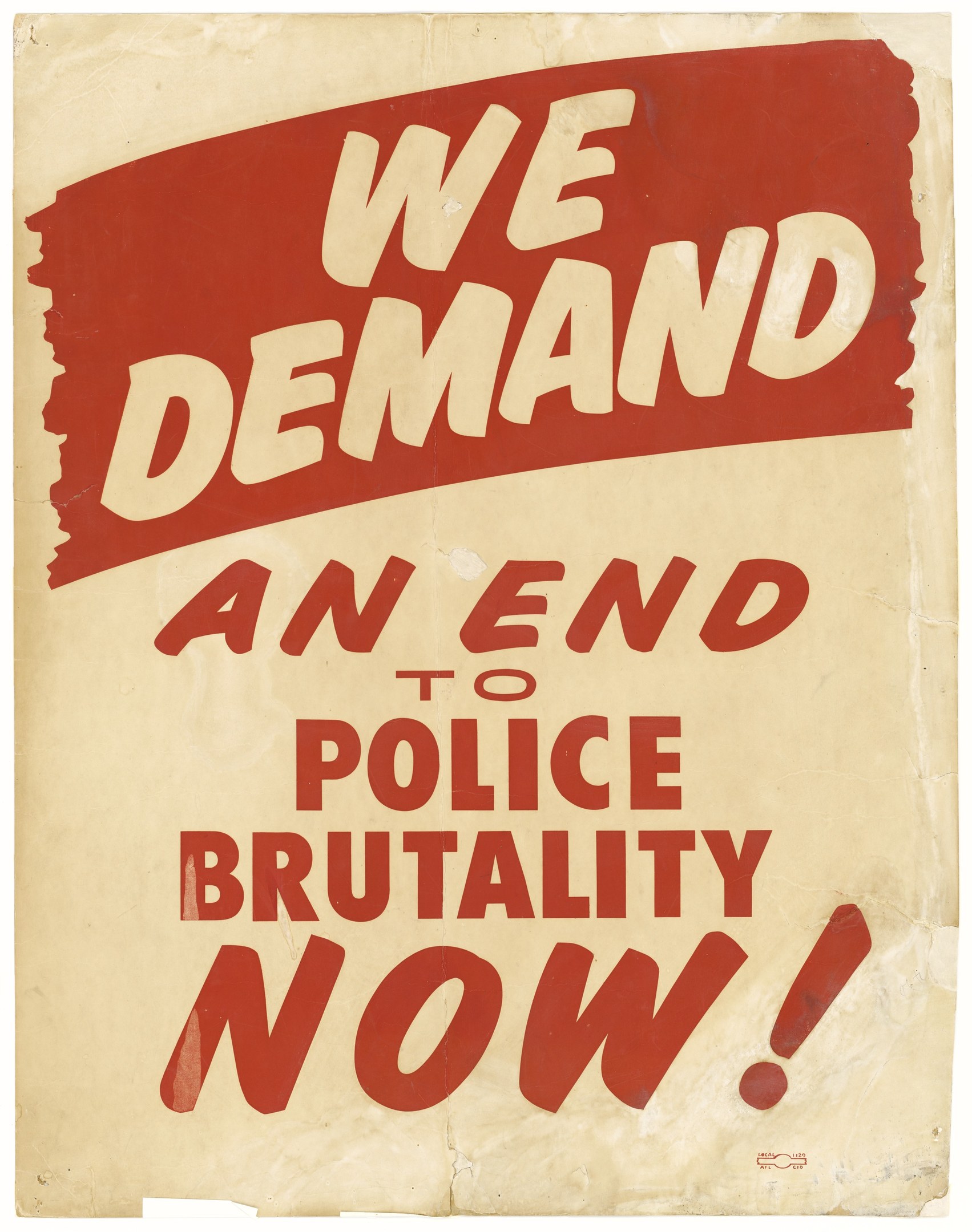 Plakat mit fetter schwarzer Schrift "Wir fordern jetzt ein Ende der Polizeigewalt" auf weißem Hintergrund, eingerahmt von einem schwarzen Rand, in moderner Schriftart.