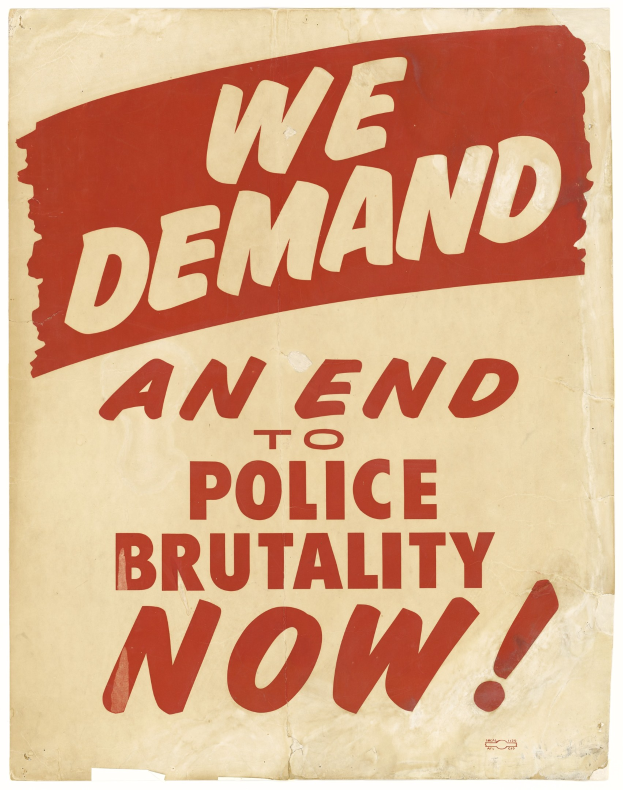 Plakat mit fetter schwarzer Schrift "Wir fordern jetzt ein Ende der Polizeigewalt" auf weißem Hintergrund, eingerahmt von einem schwarzen Rand, in moderner Schriftart.