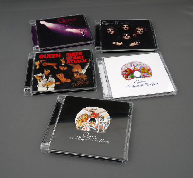 Fünf CD-Hüllen, vier schwarz und eine weiß, jeweils mit Filmplakaten.