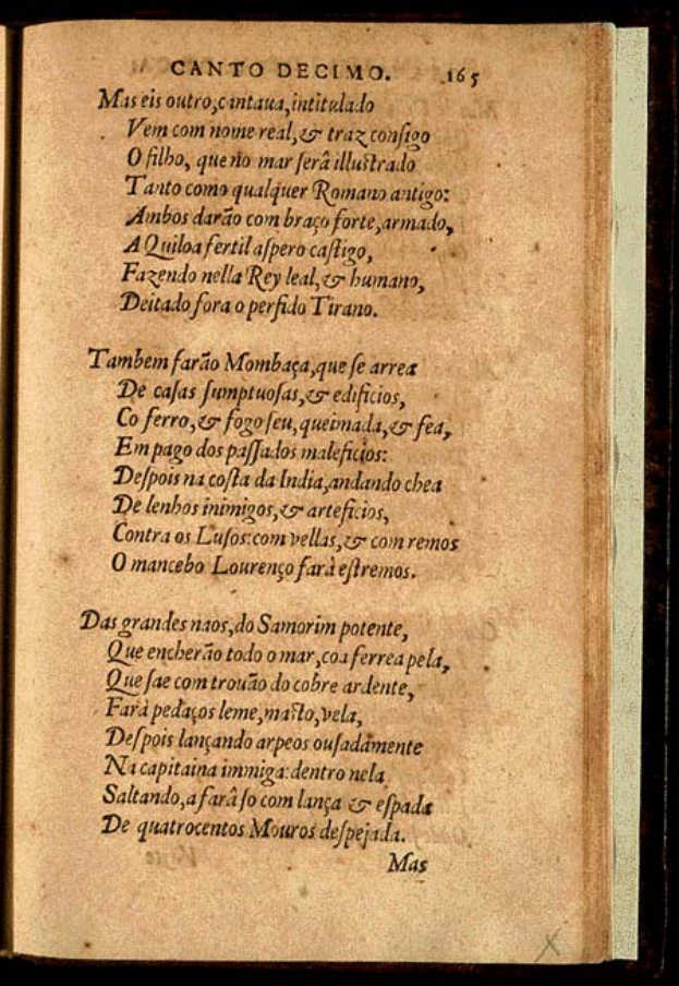 Ein aufgeschlagenes Buch mit schwarzem Hintergrund, das eine Seite aus einer Handschrift des 16. Jahrhunderts mit Text zeigt.