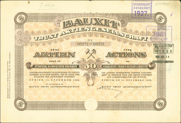 Eine alte deutsche Banknote mit schwarzem Hintergrund, die das Porträt eines Mannes, den Text "Bauxit Trust Aktiengesellschaft" und einen Stempel auf der rechten Seite zeigt.