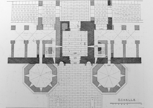Schwarzes und weißes Grundrissbild eines Gebäudes mit zahlreichen Fenstern, als Echelle-Schule der Architektur bezeichnet, das detaillierte Layout einschließlich Räume, Flure und andere Merkmale zeigt.