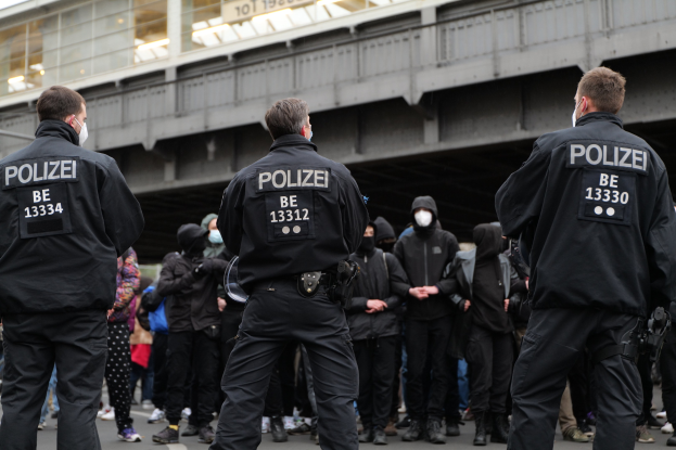 POL-GE: Beamte bei Widerstand verletzt