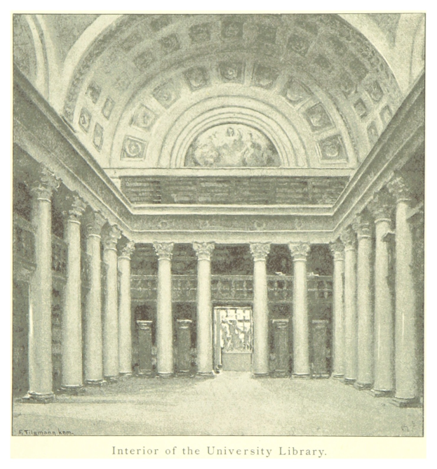 Innenansicht einer Universitätsbibliothek mit beeindruckenden Säulen und detaillierten Deckenentwürfen mit Text am Boden, der das Ästhetische verstärkt.