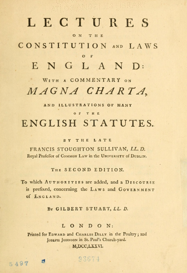Ein altes Buch mit dem Titel "Vorträge über die Verfassung und Gesetze Englands mit einem Kommentar zur Magna Charta und Illustrationen vieler englischer Gesetze" liegt aufgeschlagen vor einer Seite mit schwarzer Tinte.