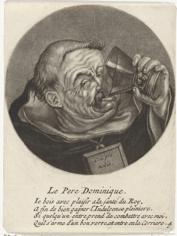 Ein älterer Mann mit kurzen dunklen Haaren, der einfache Kleidung trägt und aus einem Glas in seiner rechten Hand trinkt, hat die Augen geschlossen und den Mund leicht geöffnet.
