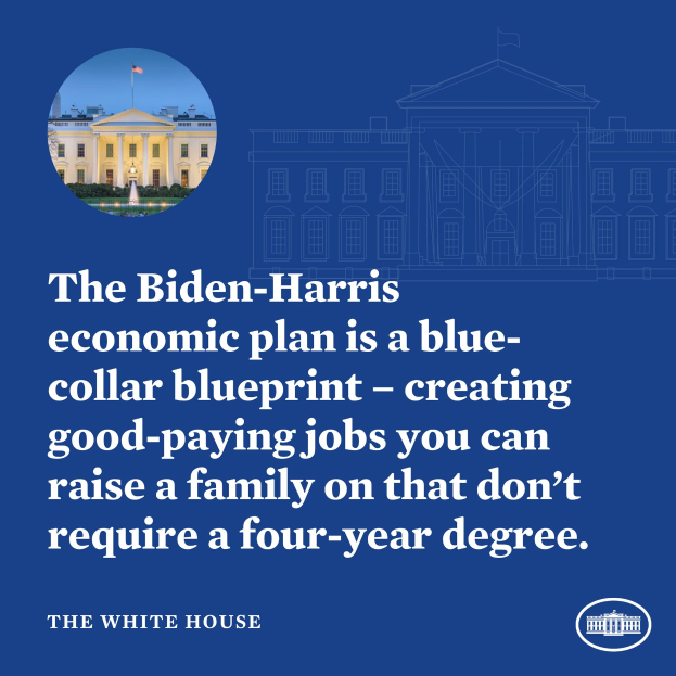 Ein Plakat mit dem Weißen Haus und Text über den Biden-Harris-Wirtschaftsplan, der betont, dass keine vierjährige Ausbildung erforderlich ist.
