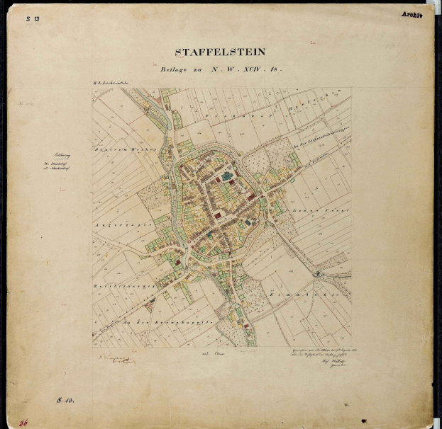 Alte Karte von Staffelstein, Deutschland, mit Straßen, Gebäuden und Landmarken auf einem schwarzen Hintergrund.