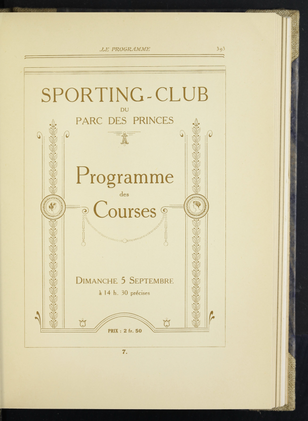 Ein aufgeschlagenes Buch mit dem Titel 'Sporting Club Parc des Princes Programme des Courses' mit einer hellblauen Seite mit Kursivschrift und einem weißen Rand.