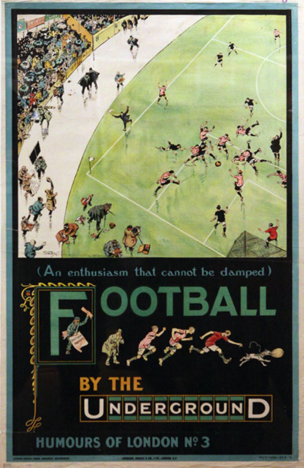 Ein Vintage-Plakat zeigt eine Menge, die ein Fussballspiel in einem Stadion beobachtet, mit der Aufschrift "Football by the Underground - Humours of London No. 3" oben.