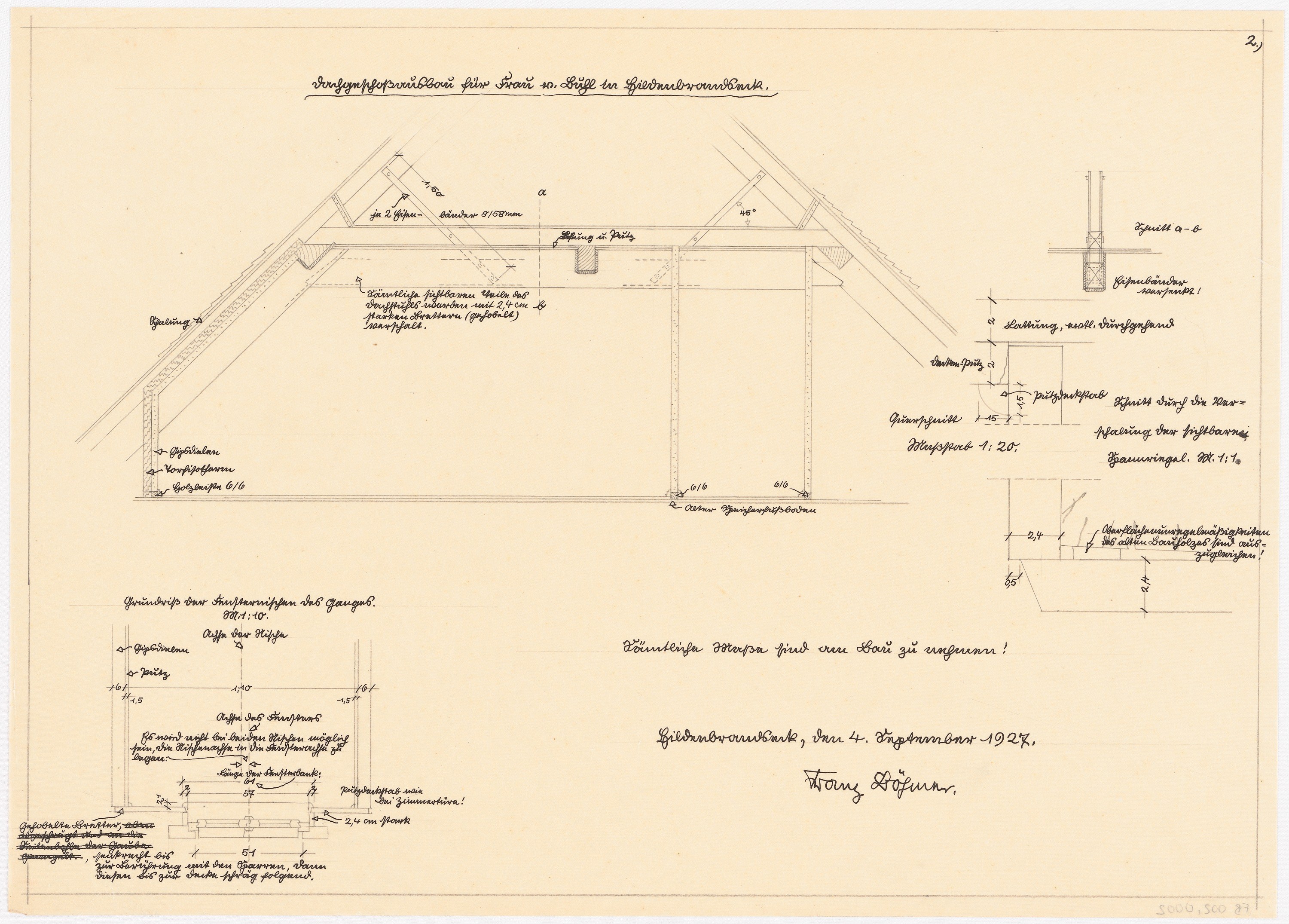Schwarze-weißes architektonisches Zeichnung eines Hauses im ersten Stock mit einem geneigten Dach, einschließlich detaillierter Baupläne und Textanmerkungen.
