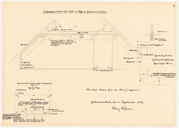 Schwarze-weißes architektonisches Zeichnung eines Hauses im ersten Stock mit einem geneigten Dach, einschließlich detaillierter Baupläne und Textanmerkungen.