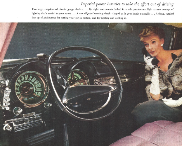 Ein Magazinartikel, der das Innere eines Autos mit einem Mädchen auf der rechten Seite zeigt, das auf einem Handy spricht, einem Lenkrad und Tacho in der Mitte und einem Bedienfeld auf der linken Seite.