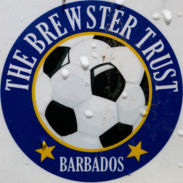 Ein Fu√üball-Logo mit zwei Sternen und Text darunter.