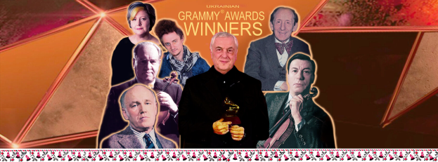 Eine Gruppe von lachenden Menschen auf einer B├╝hne, einer haltend eine Auszeichnung, mit "Grammy Awards Gewinner"-Text und einem Design unten.