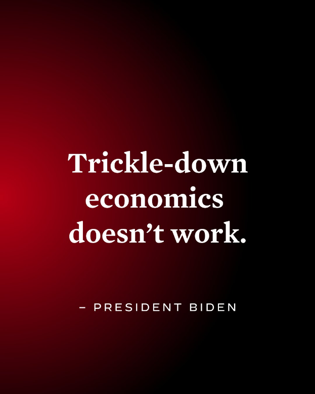 Ein Plakat mit fetter, schwarzer Schrift auf einem weißen Hintergrund, eingerahmt von einem dünnen schwarzen Rand, das "Trickle-Down Economics Doesn't Work" besagt und einen Zitat von Präsident Biden enthält.