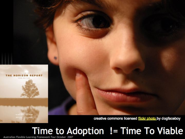Ein junger Junge mit seiner Hand auf dem Kinn schaut konzentriert auf ein Plakat mit der Aufschrift "Zeit zur Adoption = Zeit zur Lebensfähigkeit", sieht tief nachdenklich aus.