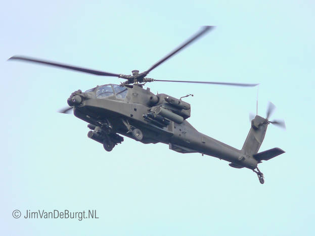 Militärisches Chinook-Hubschrauber-Flugbild mit ausgefahrenem Fahrwerk und rotierenden Rotorblättern, beschriftet mit "Chinook" unten.