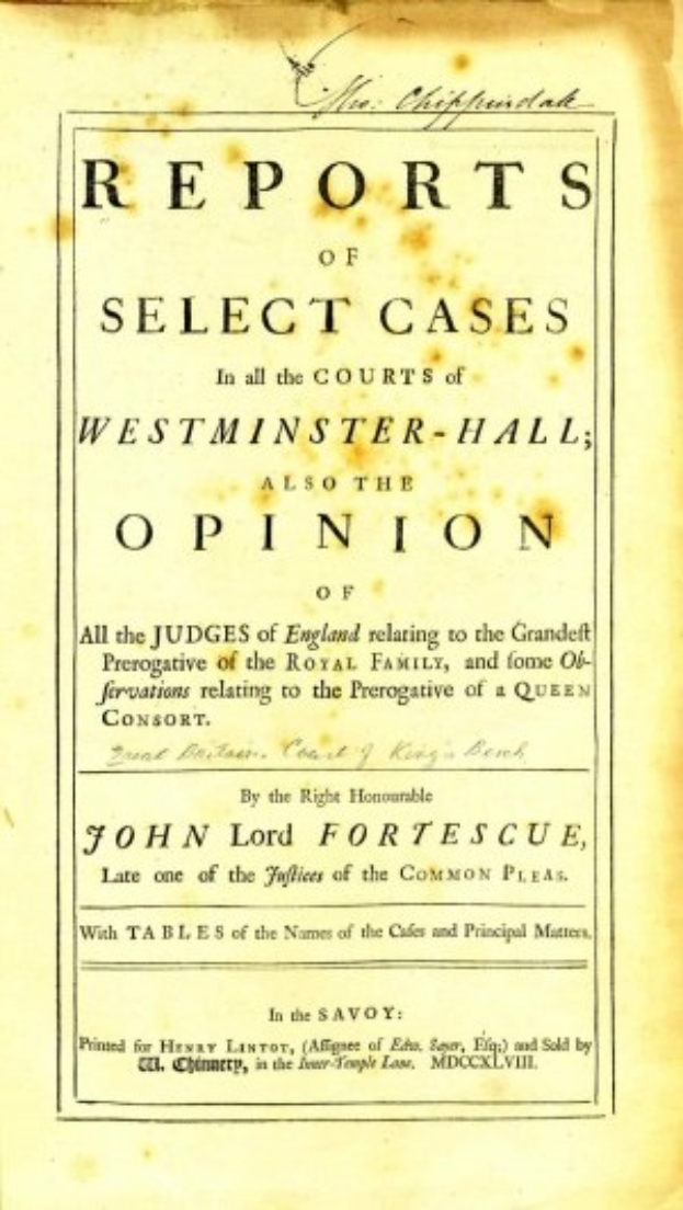 Altes Buch mit dem Titel 'Berichte über ausgewählte Fälle in den Gerichten von Westminster-Hall sowie die Meinung von John Lord Fortescue' geöffnet auf einer Seite mit schwarzer Tinte
