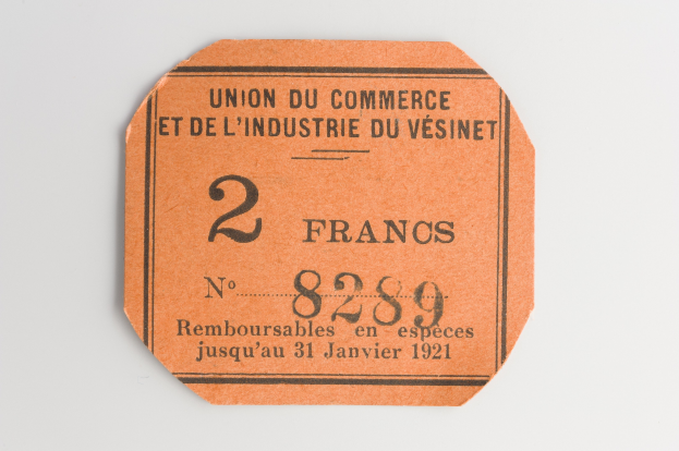 Ein oranges Ticket mit dem Text "Union du Commerce et de l'Industrie du Vésinet" auf einem weißen Hintergrund.
