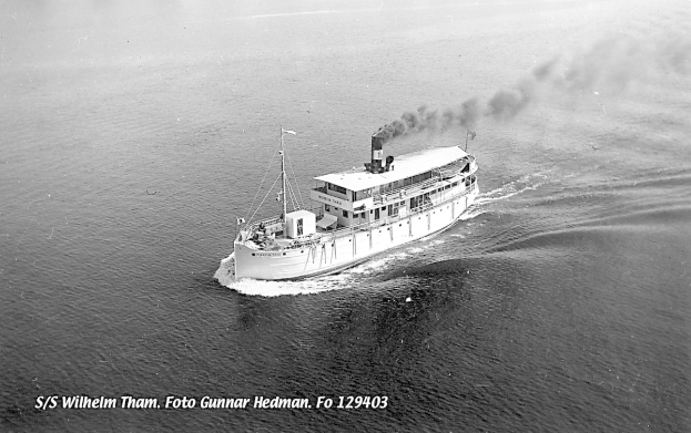 Schwarz-weißes Foto eines Bootes mit Rauch, das auf dem Wasser fährt, mit Text unten.