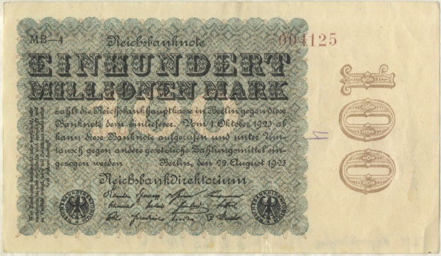 Deutscher 1923-Banknote mit 'Einhundert Millionen Mark' darauf gedruckt.