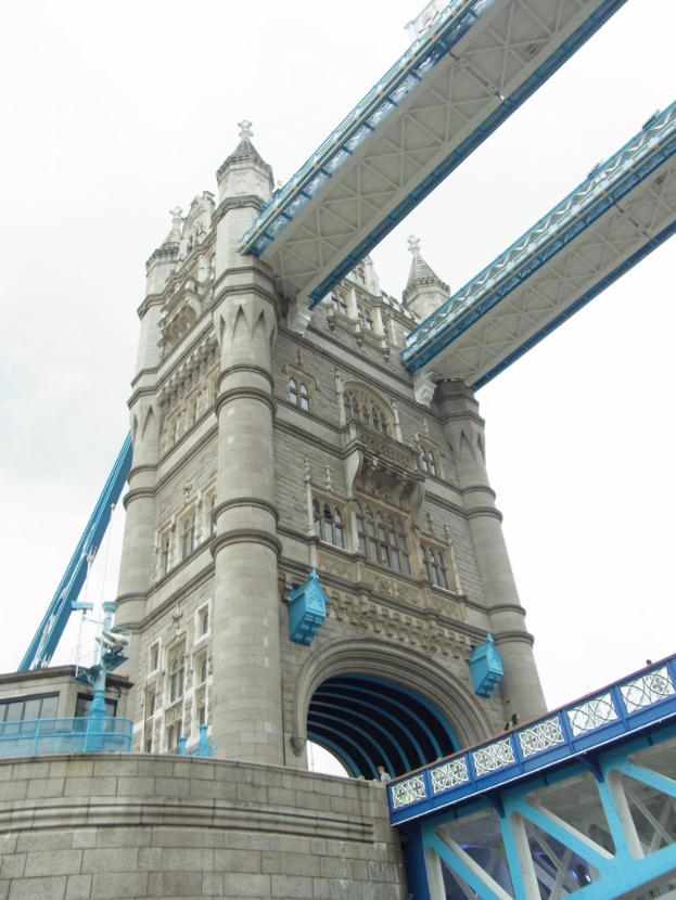 Eine Turmbrücke mit zwei großen Türmen, verbunden durch eine Hängebrücke.