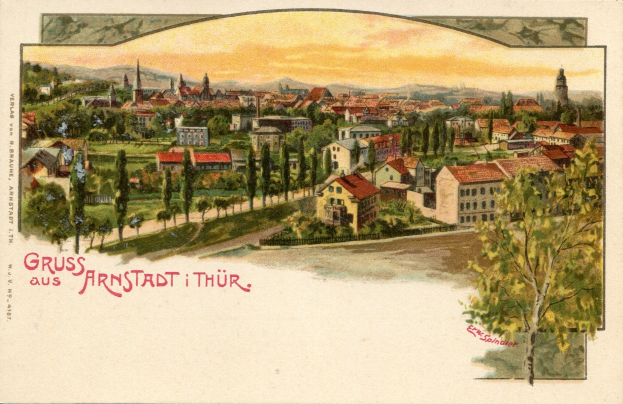 Alte Postkarte mit Stadtansicht von einem Hügel aus, mit Bäumen, Gebäuden, Hügeln und Himmel, und handgeschriebener Text auf der Vorderseite.