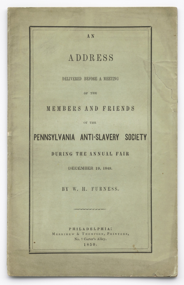 Offenes Buch mit dem Titel "Eine Ansprache vor einer Versammlung der Mitglieder und Freunde der Pennsylvania Anti-Slavery Society während der jährlichen Messe" mit einer Seite schwarzer Tintenschrift.