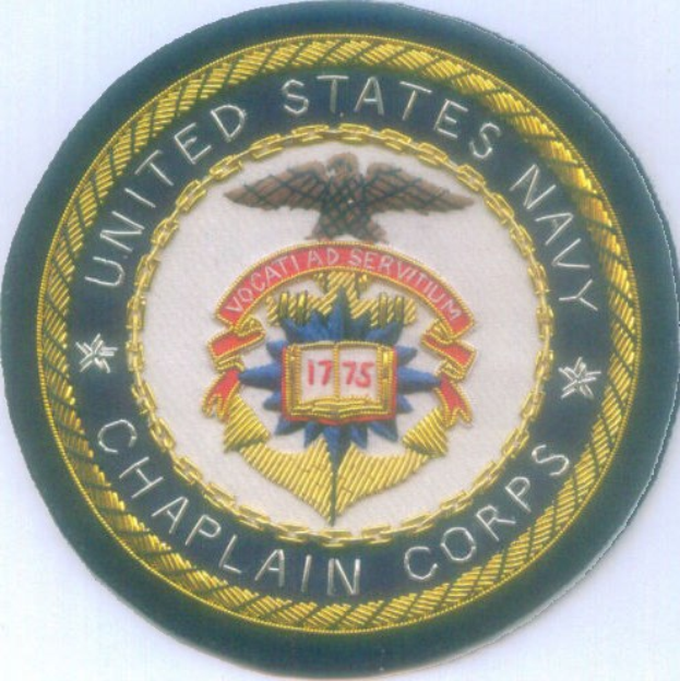 Ein rundes Patch mit einem blauen Hintergrund und einem weißen Rand, das den Text "United States Navy Chaplain Corps" in Weiß zeigt, in der Mitte platziert.