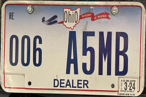 Eine Nahaufnahme des Nummernschilds eines Autos.