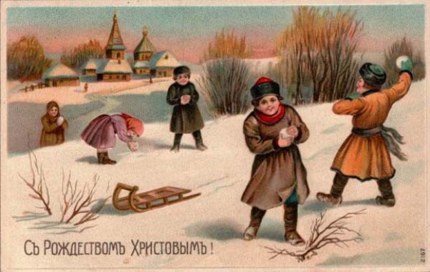 Eine Gruppe von Kindern, die mit einem Schlitten im Schnee spielt, umgeben von Pflanzen, Bäumen und Häusern im Hintergrund, mit dem Text "Russisches Weihnachtsbild" unten.