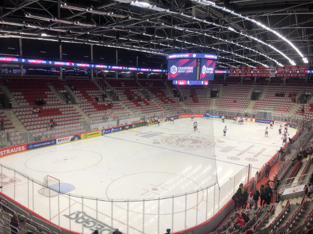 Hockey-Spiel in einer großen Arena zwischen den St. Louis Blues und Detroit Red Wings, mit Zuschauern auf den Sitzplätzen und Stehplätzen rund um die Eisfläche.