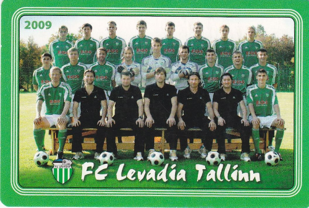 Ein Plakat von FC Levadia Tallinn mit einer Gruppe von Menschen auf einer Bank mit Fußballbällen, Bäumen, einem blauen Himmel und Text mit einem Logo unten.